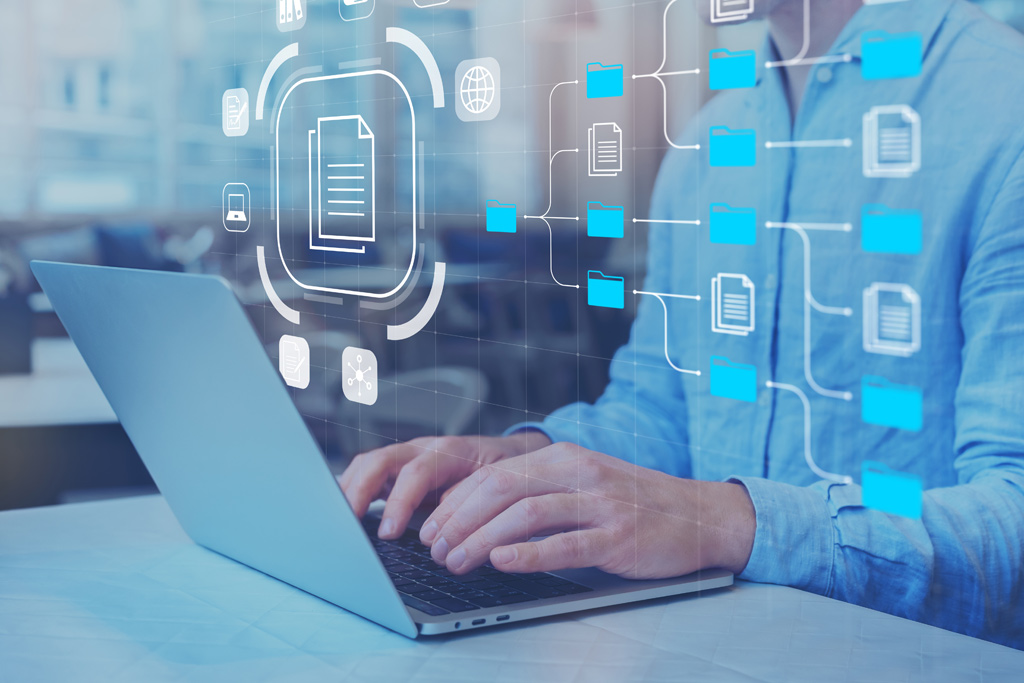 software di gestione dei file con un esperto IT che lavora su un computer portatile