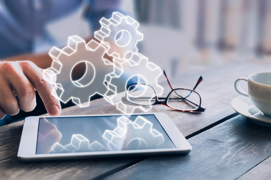 Automazione della gestione dei processi aziendali utilizzando la tecnologia Internet, uomo d'affari che tocca lo schermo del computer, ingranaggi AR