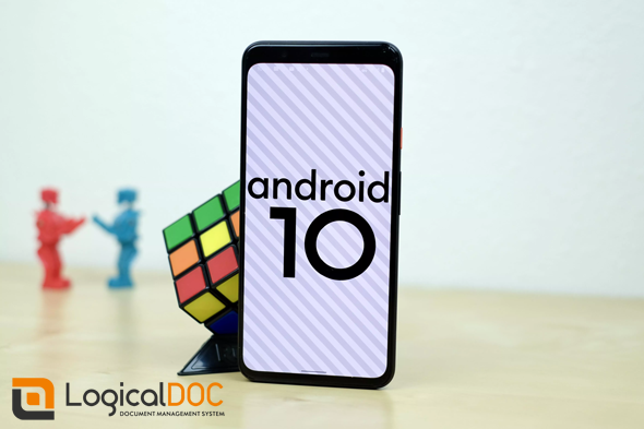Smartphone con Android 10 e logo LogicalDOC